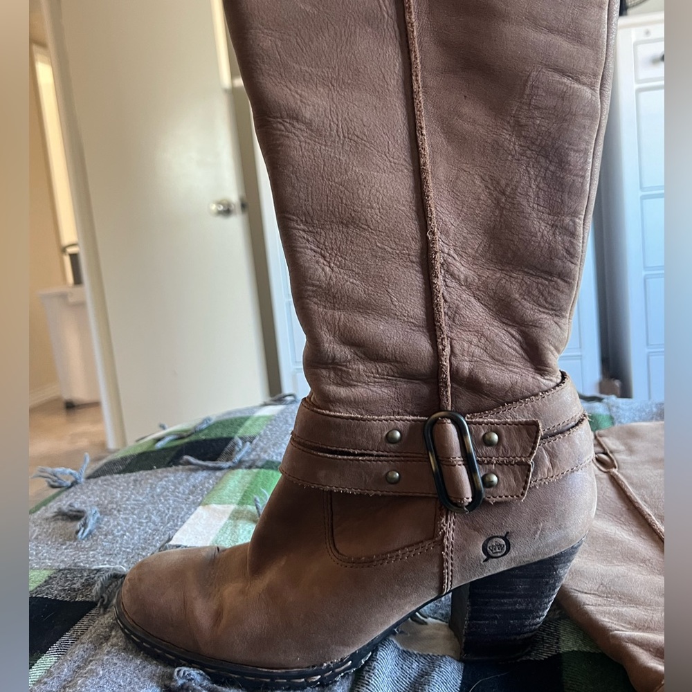 Born leather woman’s boots size 8 1/2!